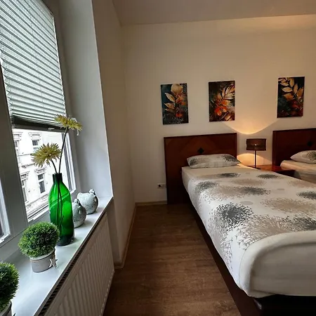 Neuwertige Komfortwohnung In Schoenem Altbau Fuer Max. 3 Personen *