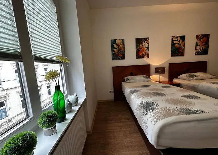 Neuwertige Komfortwohnung In Schoenem Altbau Fuer Max. 3 Personen *